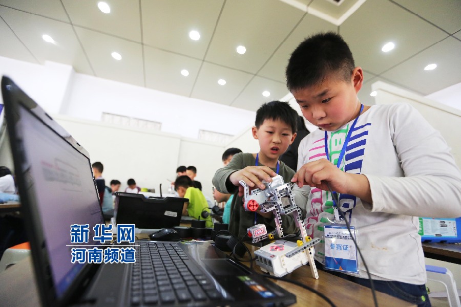 河南安阳:少年科技梦 魅力机器人