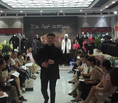 宝鹿国际2017新品服装鉴赏会在郑州举行