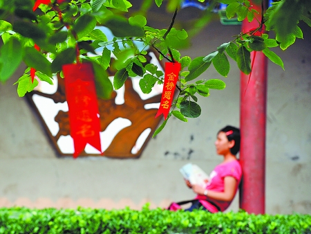 加油 考生/6月6日，山西省太谷县太谷中学的考生在复习。