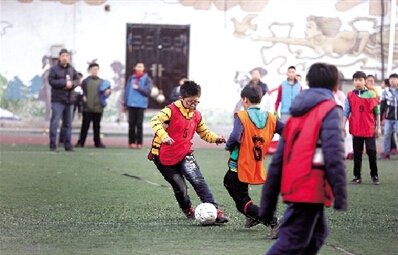 足球为体育课必修内容 郑州足球进校园遇难题