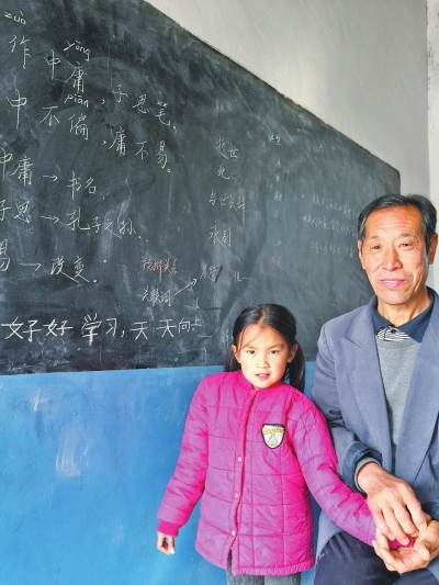 卫辉一9岁的学生和56岁老师坚守一所小学