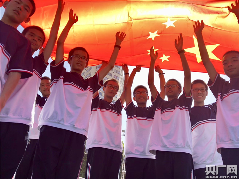 郑州一中学学生与国旗合影、穿中国梦运动服