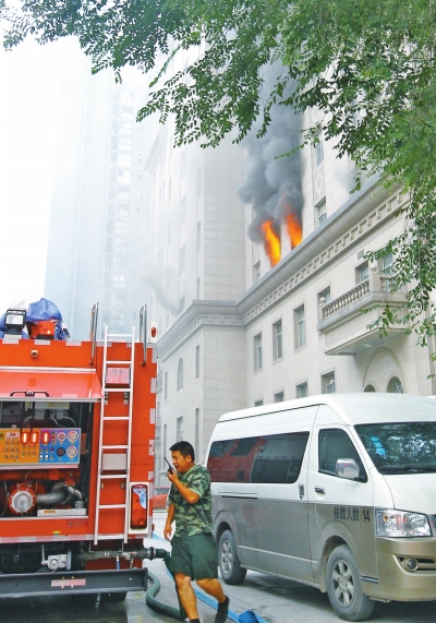 郑州海关大楼昨突然起火 未有人员伤亡