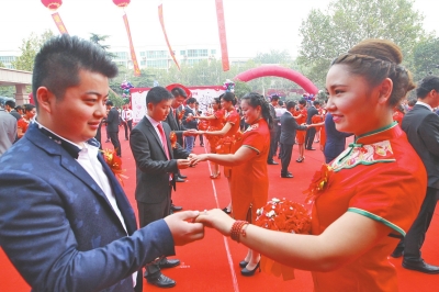 郑州总工会为40对来郑务工人员圆了集体婚礼