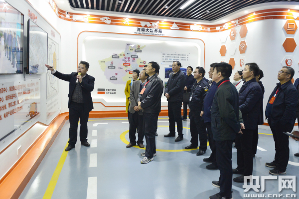 张维宁带领驻豫全国人大代表到商丘市视察产业结构升级