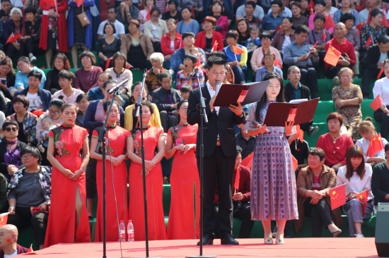 登封垌头村：“丰收节”大合唱 喜迎新中国成立70周年