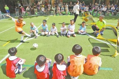 郑州11所校园足球特色幼儿园挂牌 具有示范意义