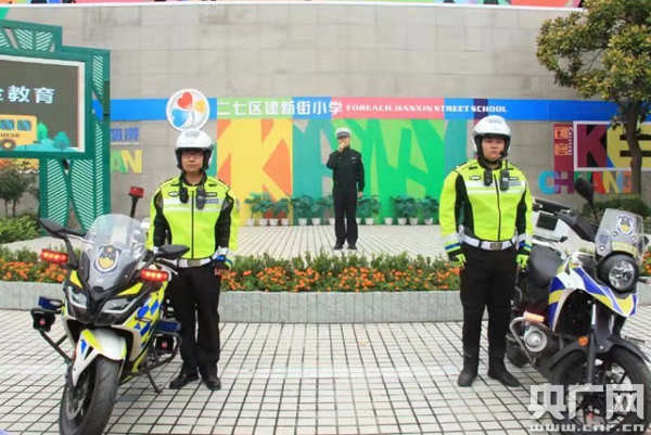 郑州交警：铁骑进校园讲安全