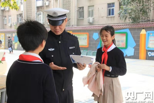 郑州交警：铁骑进校园讲安全