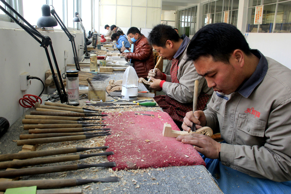 河南农民返乡创业 造琴一年创造两个亿