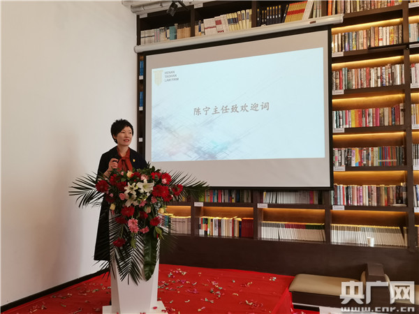 河南韬涵律师事务所主任陈宁做新品发布