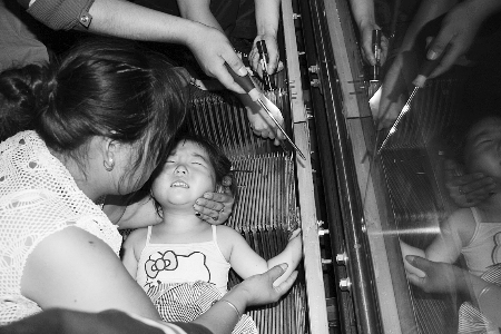 新乡一商场3岁女孩下步行梯摔倒 手指被电梯夹