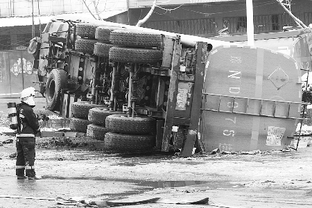 【安全】30吨甲醇罐车翻车泄漏 数百市民被紧