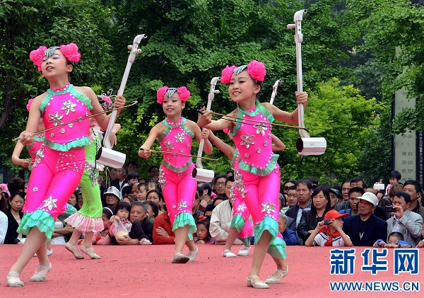 4月30日,一支小学生演出队在表演自编的舞蹈《曲胡声声.