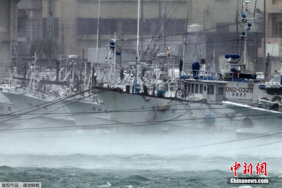 超强台风袭击日本:船只靠港避风 行人冒雨行走