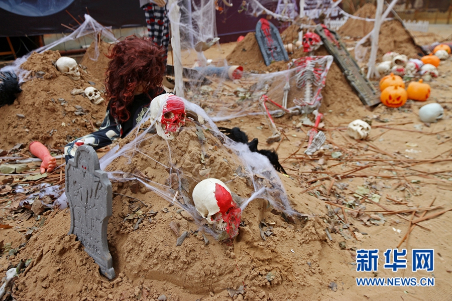 万圣节:郑州一夜店门前多座名人坟墓引争议