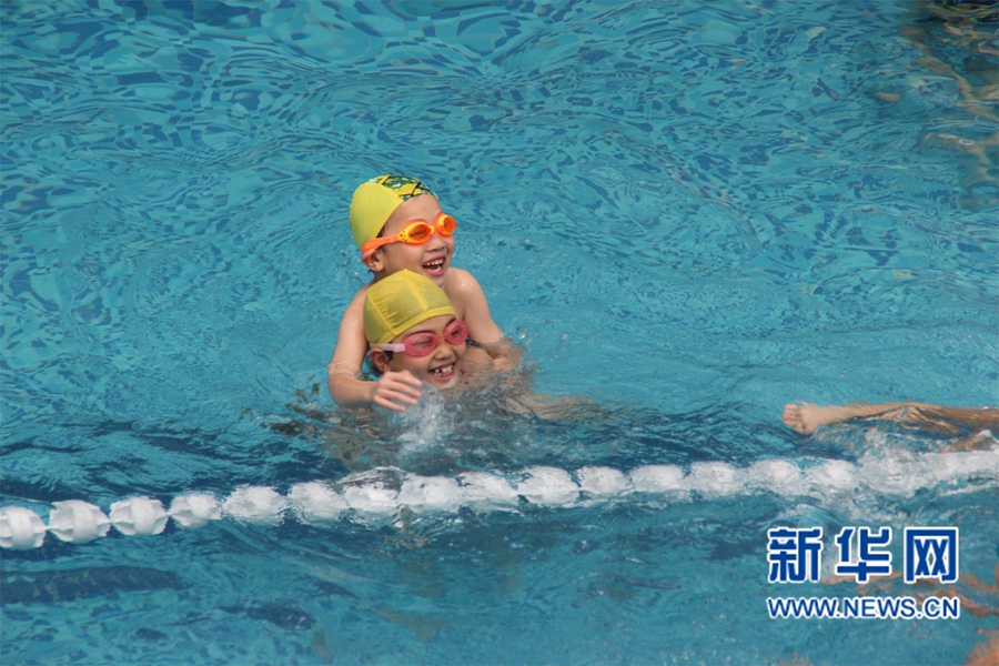河南内黄:暑期游泳儿童成主力