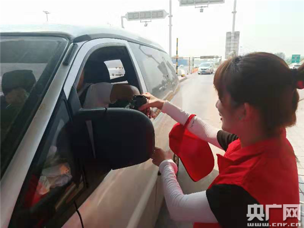 郑州市兴达路街道：为“红马甲”送清凉 小举动传递正能量