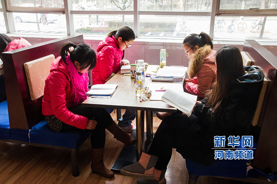 河南一大学学生占餐厅学习 同学旁边淡定吃饭