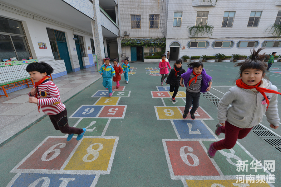 郑州一小学彩绘地面游戏 让孩子玩起来