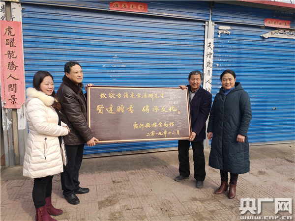 唐河县源潭镇:贤达赠书 传承文化